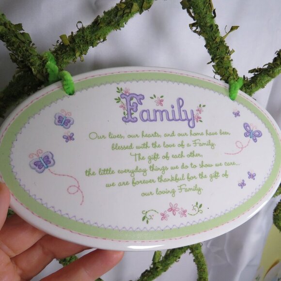 Green Botanical Wreath with "Family" Ceramic Plaque Faux Moss Thick Metal - Picture 3 of 12